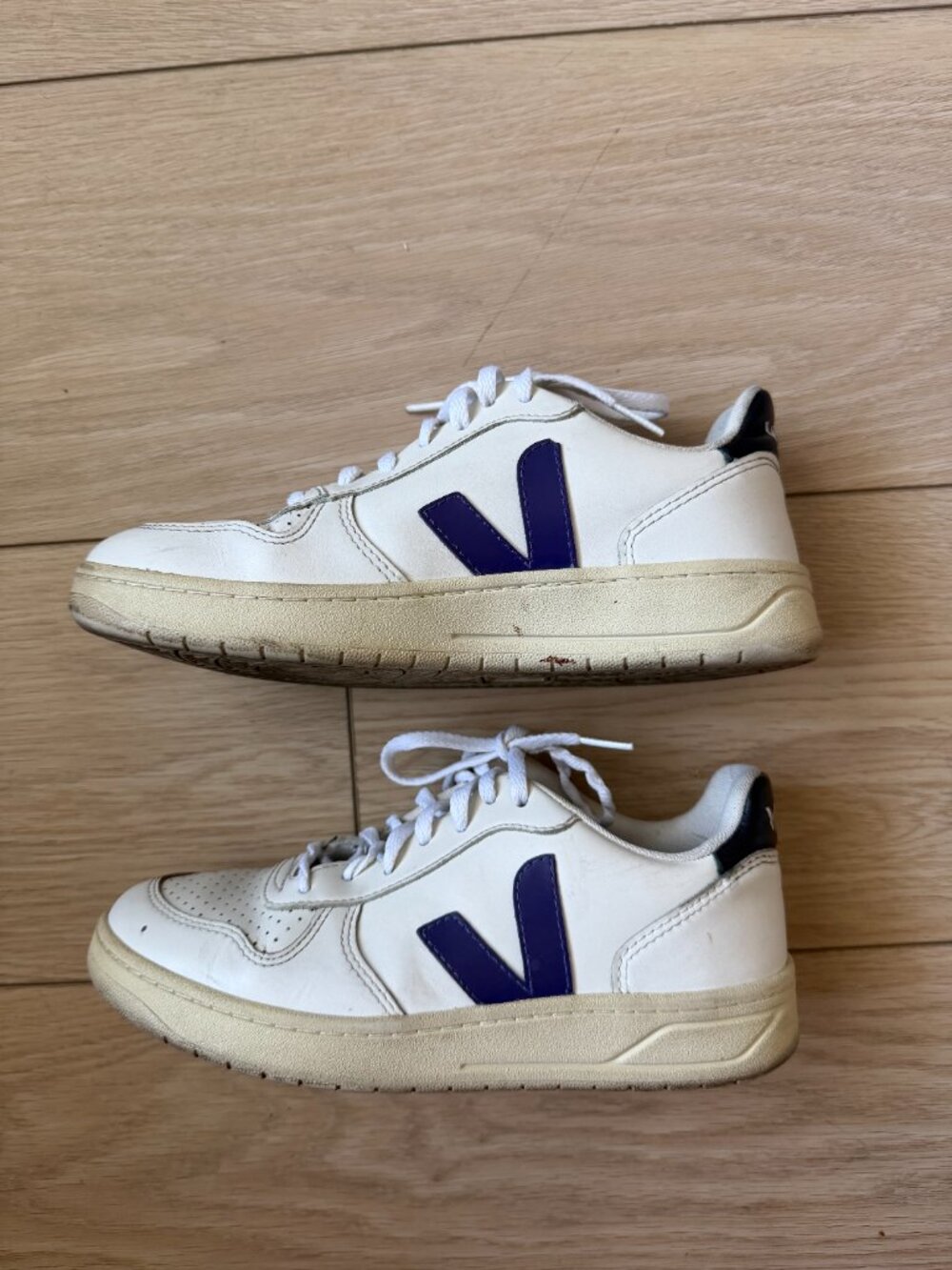 VEJA White Leather Sneakers Purple V Logo